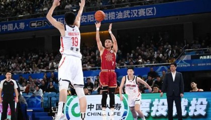 CBA八强夜爆冷？北京赛季三杀广东，上海轻取山东