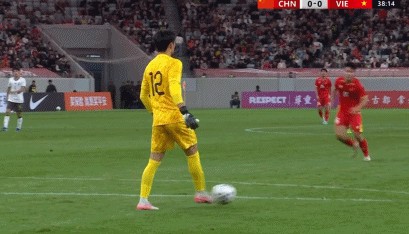 媒体人：越南U23门将开场就挑衅杜月徵，打进神仙球后老实了